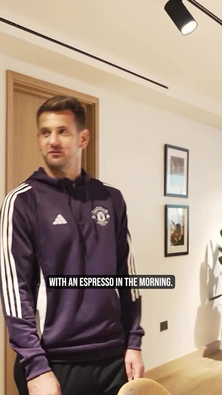 开云登录入口-5000万英镑翻新！德里赫特、希顿带球迷云参观卡灵顿基地