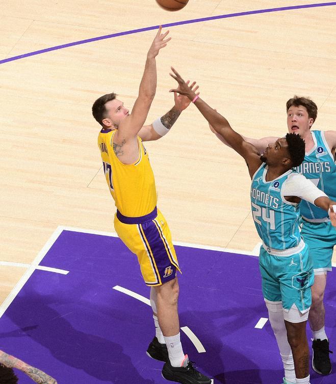 开云登录入口-东契奇39+3+4，詹姆斯全能难救主，湖人不敌黄蜂5战4负俯冲附加赛