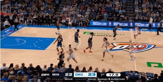 Kaiyun中国官网-很沮丧！传球给兰德尔被切掉 李凯尔回防过程中甩手摇头